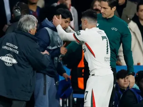 Pedro Neto hối hận vì hành động xô ngã cậu bé nhặt bóng