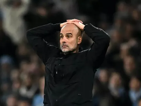 Pep Guardiola sai lầm chiến thuật, Man City bị xé nát