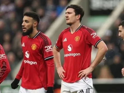 MU ép Harry Maguire giảm nửa lương để ở lại Old Trafford