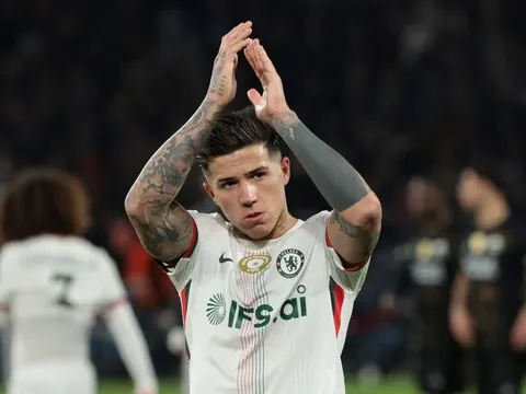 Enzo trút giận lên Jorgensen khi Chelsea thua thảm PSG