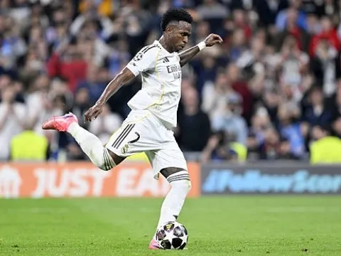 Hỏng phạt đền, Vinicius nhận phản ứng bất ngờ từ sân Bernabeu