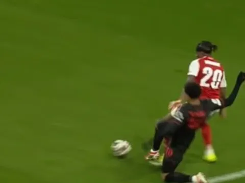 Huyền thoại Arsenal bị mỉa mai vì bênh vực đội bóng cũ