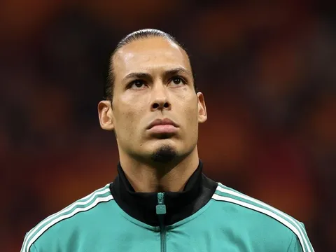 Liverpool gục ngã, Van Dijk đối diện nguy cơ treo giò
