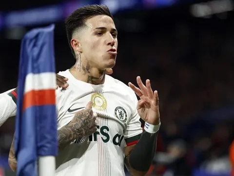 Chiếc huy hiệu vô địch thế giới đang tàn phá Chelsea