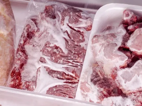 Thịt cấp đông trong tủ lạnh có 3 dấu hiệu này tức là đã hỏng, nên bỏ ngay