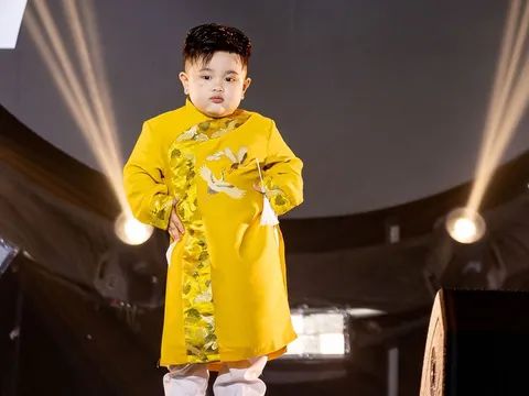 Ku Pin làm vedete, không vui vì đầu năm đã bị bố "bắt đi làm"