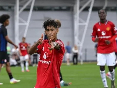 Bryan Mbeumo kinh ngạc trước thần đồng 15 tuổi của Man Utd