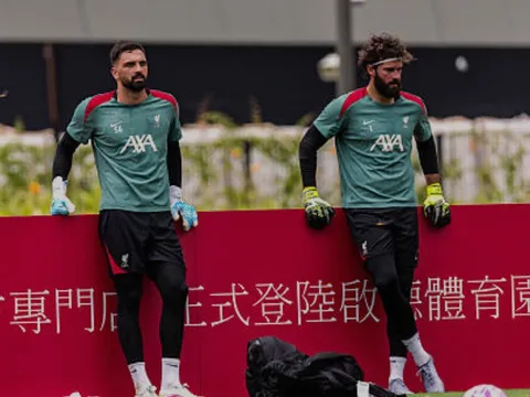 Alisson ở lại Liverpool, kịch bản nào cho Mamardashvili?
