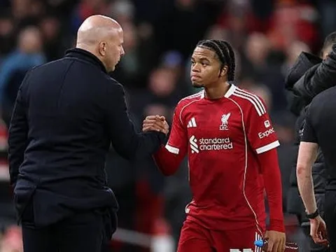 Arne Slot sẵn sàng trao suất đá chính cho Rio Ngumoha