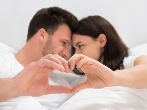 Nhỏ một giọt dầu gió vào rốn có giúp “chuyện ấy” thăng hoa hơn? Đáp án khiến nhiều người bất ngờ