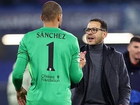 Trả vị trí cho Sanchez là cách Liam Rosenior tự cứu mình