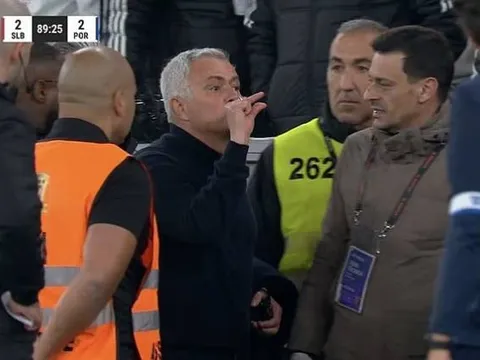 Mourinho nhận án cấm 2 trận, bức xúc vì bị gọi là kẻ phản bội