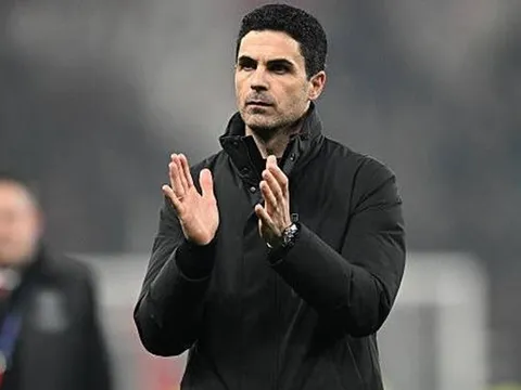 Arteta đáp trả chỉ trích về lối đá của Arsenal