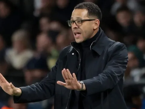 Liam Rosenior bảo vệ triết lý tấn công mạo hiểm tại Chelsea