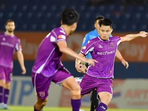 Tùng Quốc ghi bàn đẹp mắt, Becamex TPHCM hạ gục Hà Tĩnh