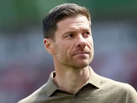 Đại diện dập tắt tin Alonso thay Slot tại Liverpool