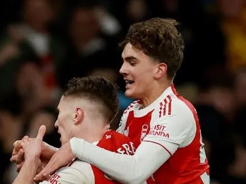 Max Dowman đi vào lịch sử, Arsenal tiến gần ngôi vương