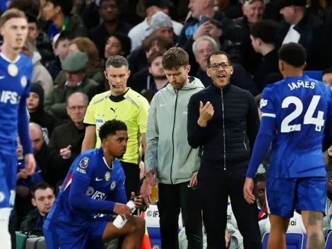 Chelsea xa dần top 4 sau thất bại trước Newcastle