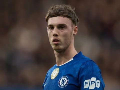 CĐV Chelsea đòi phạt đền sau pha va chạm của Cole Palmer