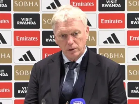 HLV Moyes thán phục pha cản phá bọ cạp của Calafiori