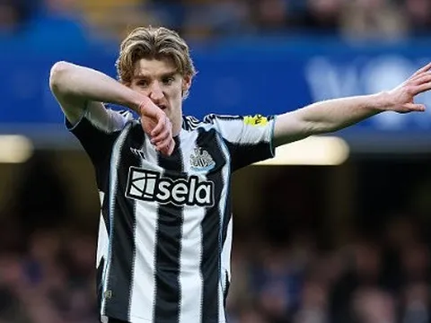 Anthony Gordon đáp trả đanh thép Rooney và Shearer