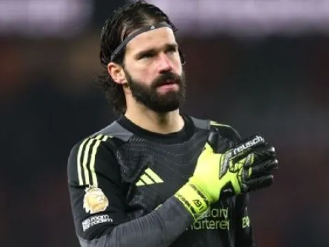 Liverpool giữ chân Alisson Becker đến mùa hè 2027
