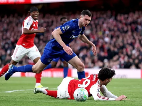 Arsenal mất penalty, Redknapp mắng VAR là nỗi nhục
