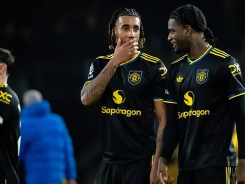 Michael Carrick phớt lờ sao trẻ Man Utd ngày Martinez tái xuất