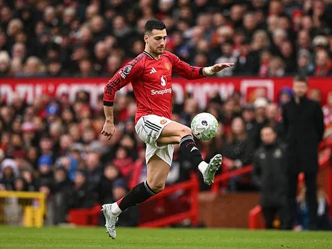 Neville chỉ trích thẳng Dalot "chân gỗ"