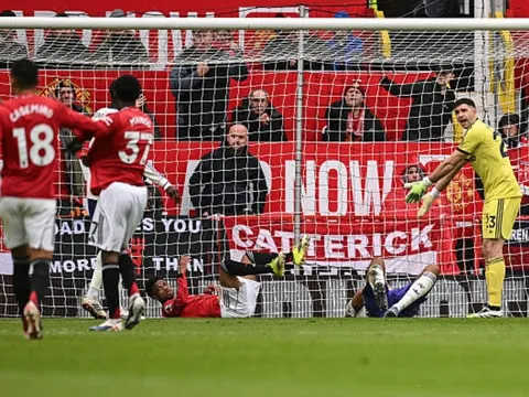 Lý do trọng tài từ chối thổi phạt đền cho MU trước Aston Villa