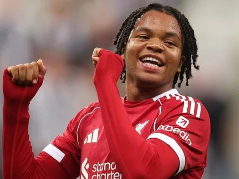 Rio Ngumoha đá chính ở trận Liverpool đấu Spurs