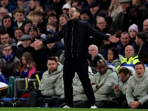 Mải bênh vụ Huddlegate, Rosenior ngó lơ Chelsea thảm họa