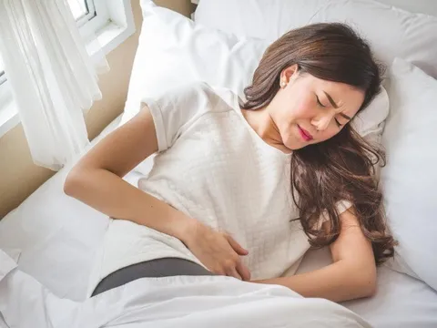 Bỗng nhiên sốt cao rồi rét run, cô gái trẻ đi khám phát hiện điều bất thường ở vùng kín