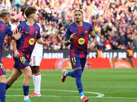 Barca thắng Sevilla 5-2 nhờ hat-trick của Raphinha
