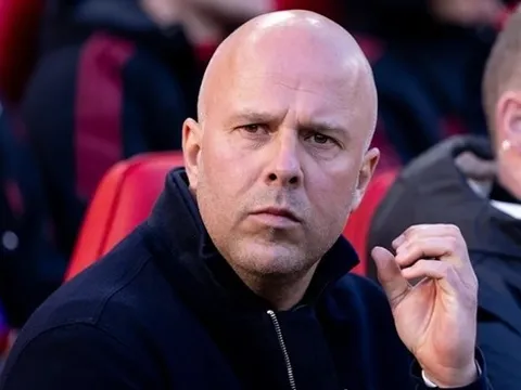 Carragher chê Liverpool tồi tệ và đặt dấu hỏi cho Arne Slot