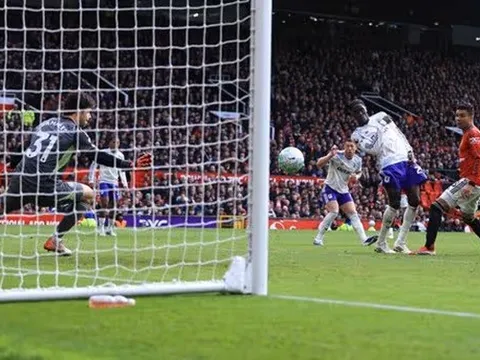 Clattenburg khẳng định VAR xử lý đúng ở bàn thua của MU