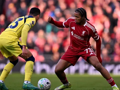 Rio Ngumoha buồn vui lẫn lộn ngày ra mắt Ngoại hạng Anh