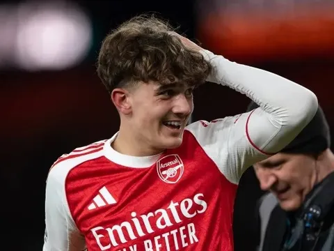 Rooney dặn Arsenal để kỷ lục gia 16 tuổi đi học