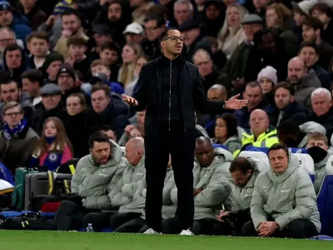 Chelsea tính sa thải Rosenior chỉ sau 2 tháng