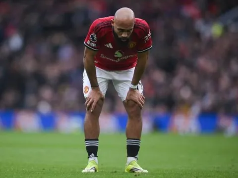 Chạm bóng ít hơn thủ môn, Mbeumo xứng đáng bị trảm