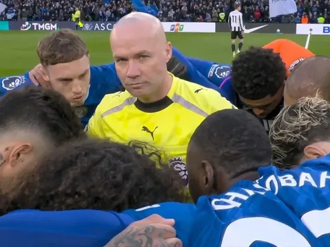 Trọng tài xen vào vòng hội ý Chelsea bị chê kiêu ngạo