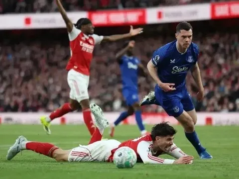 Micah Richards bức xúc vì Arsenal mất phạt đền trước Everton