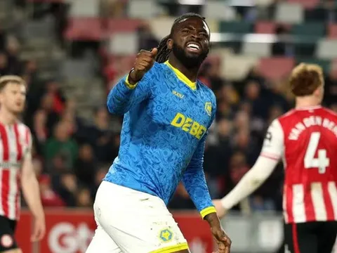 Arokodare đánh đầu tung lưới Brentford, giải cứu Wolves ngoạn mục