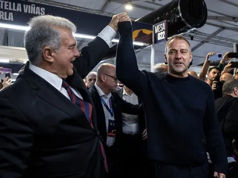 Cúp bạc là khiên chắn thị phi giúp Laporta đắc cử Barca