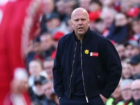 Carragher cảnh báo Arne Slot về sự quay lưng của fan Liverpool