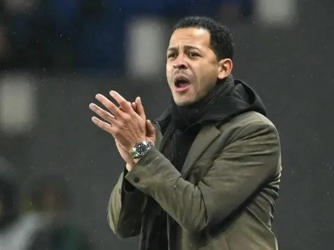Rosenior thừa nhận Chelsea bị dàn sao PSG trừng phạt