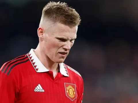 Huyền thoại sốc nặng vì MU bán McTominay
