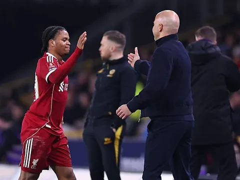 Tái đấu Galatasaray, Slot cần phải thay đổi kế hoạch với Ngumoha