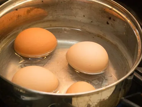 Luộc trứng nhớ thêm thứ này, trứng không bị sát vỏ