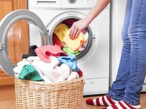 Tại sao quần áo giặt ở nhà dù sạch sẽ nhưng không bao giờ thơm lâu như ngoài tiệm?